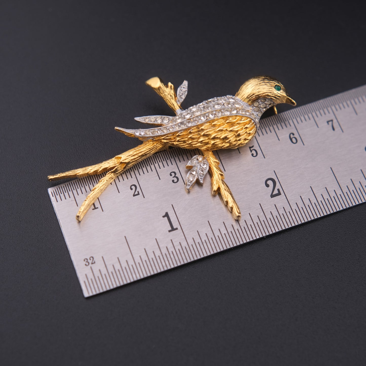 ❤️ Vintage Gold Tone Bird Brooch with Clear Rhinestones – Elegant Perched Bird Design