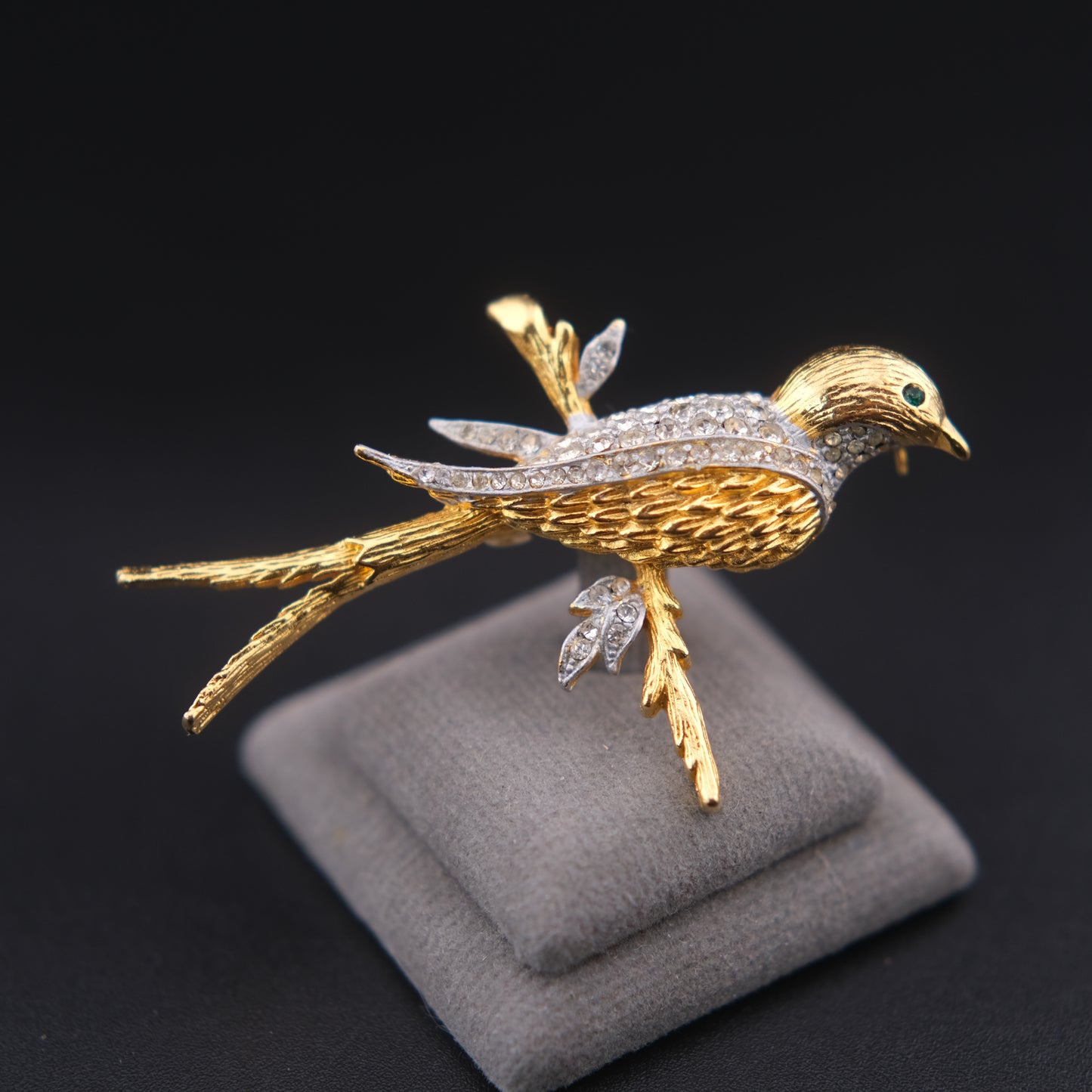 ❤️ Vintage Gold Tone Bird Brooch with Clear Rhinestones – Elegant Perched Bird Design