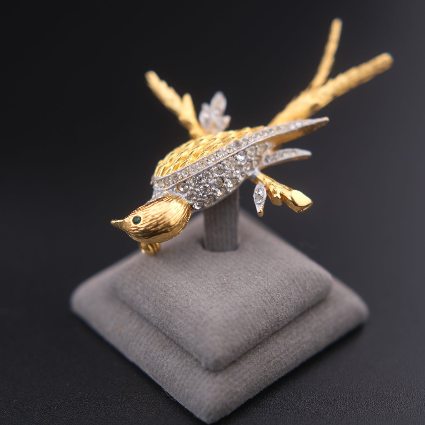 ❤️ Vintage Gold Tone Bird Brooch with Clear Rhinestones – Elegant Perched Bird Design