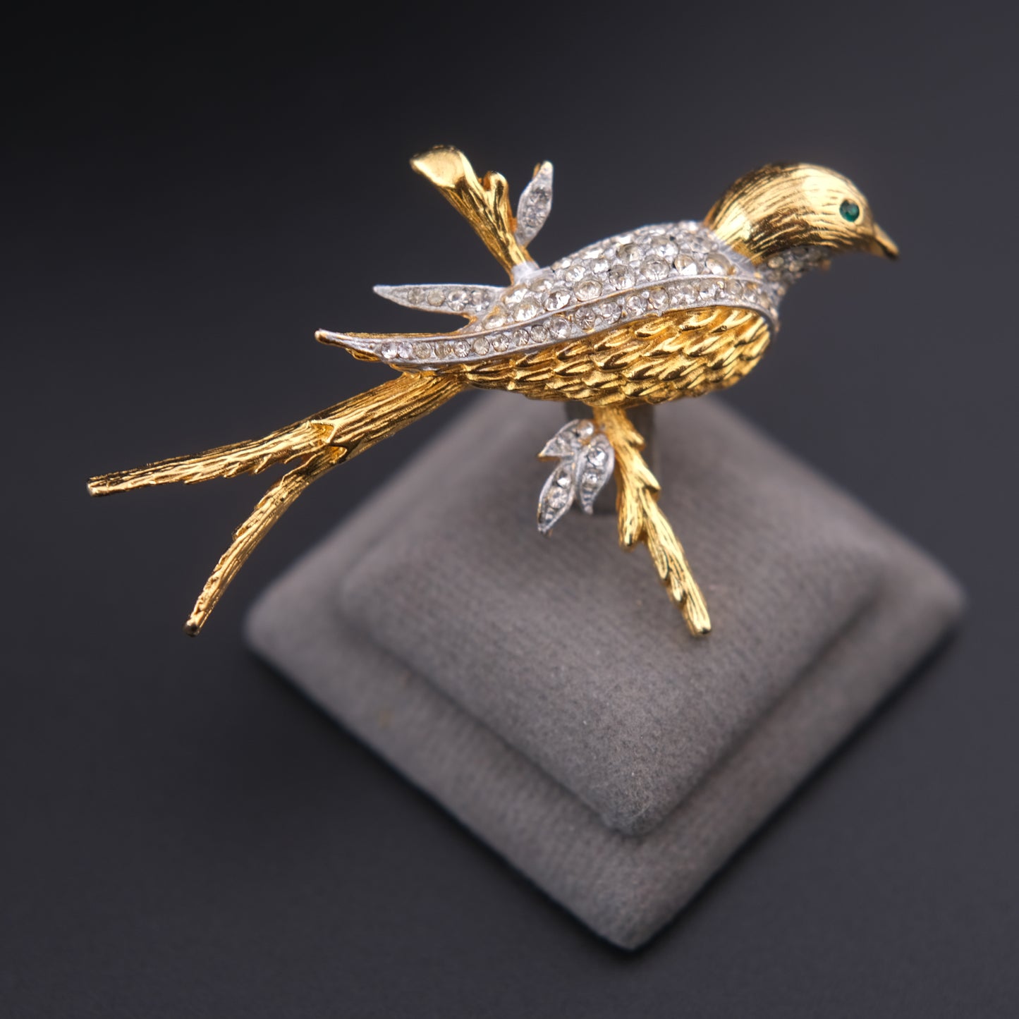 ❤️ Vintage Gold Tone Bird Brooch with Clear Rhinestones – Elegant Perched Bird Design