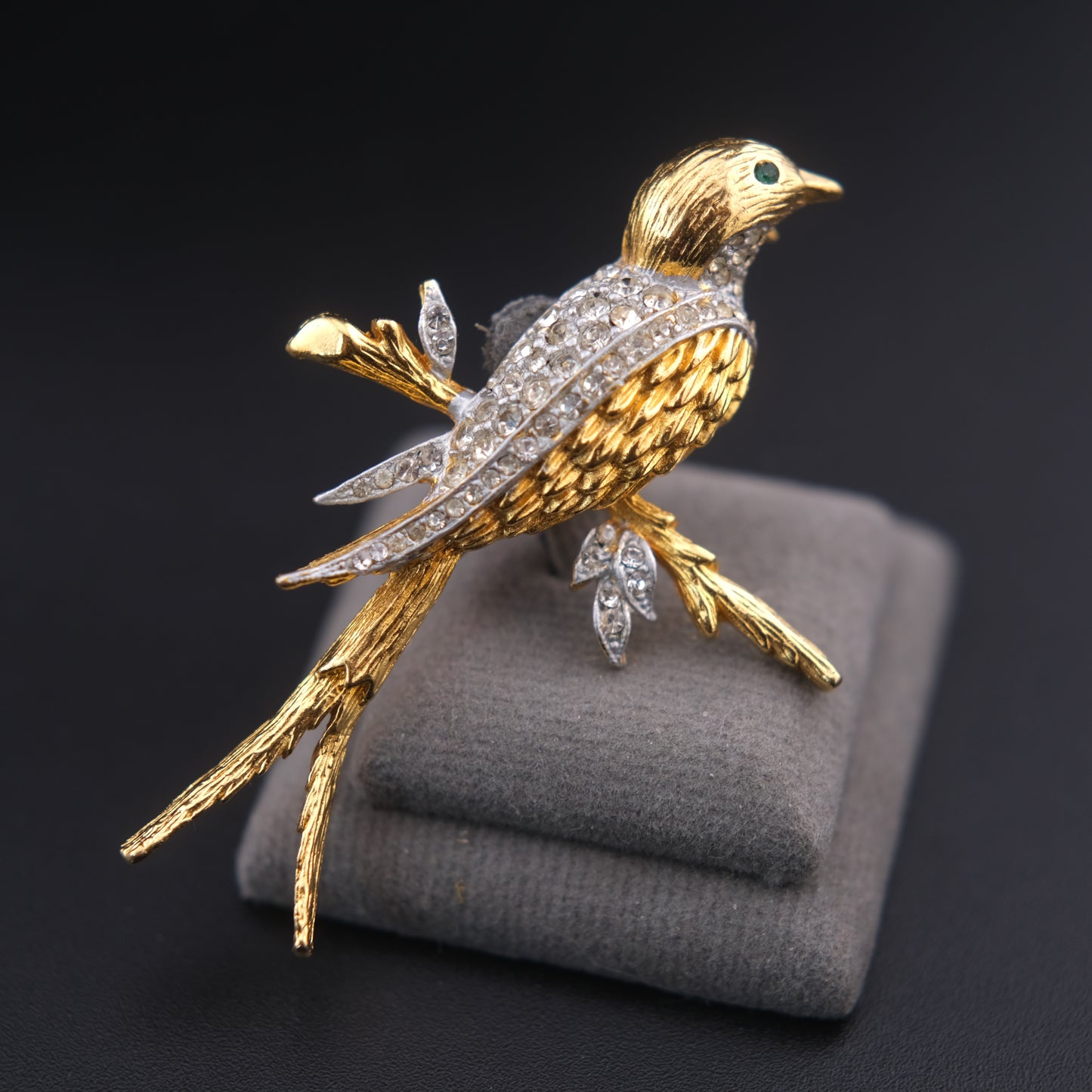 ❤️ Vintage Gold Tone Bird Brooch with Clear Rhinestones – Elegant Perched Bird Design