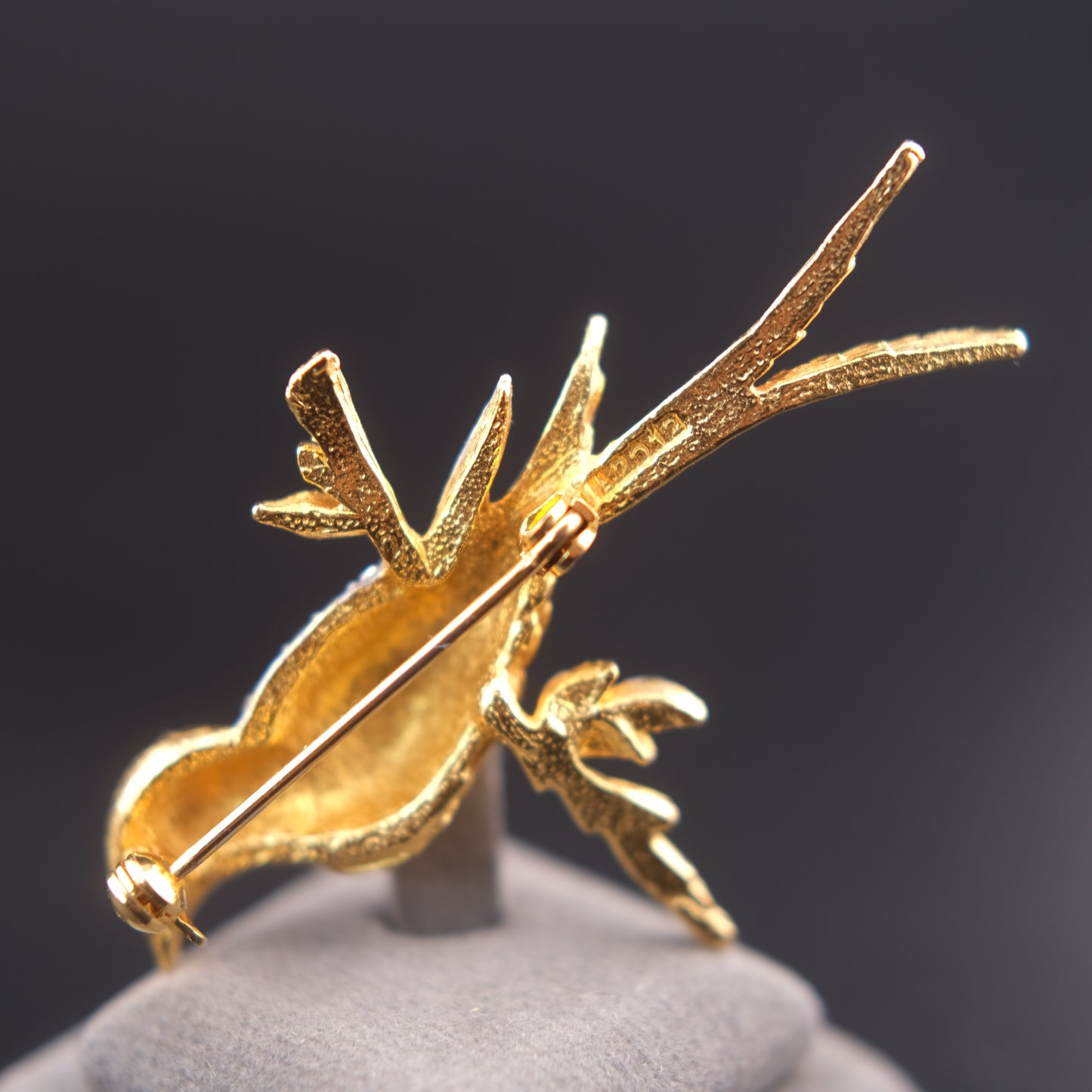 ❤️ Vintage Gold Tone Bird Brooch with Clear Rhinestones – Elegant Perched Bird Design
