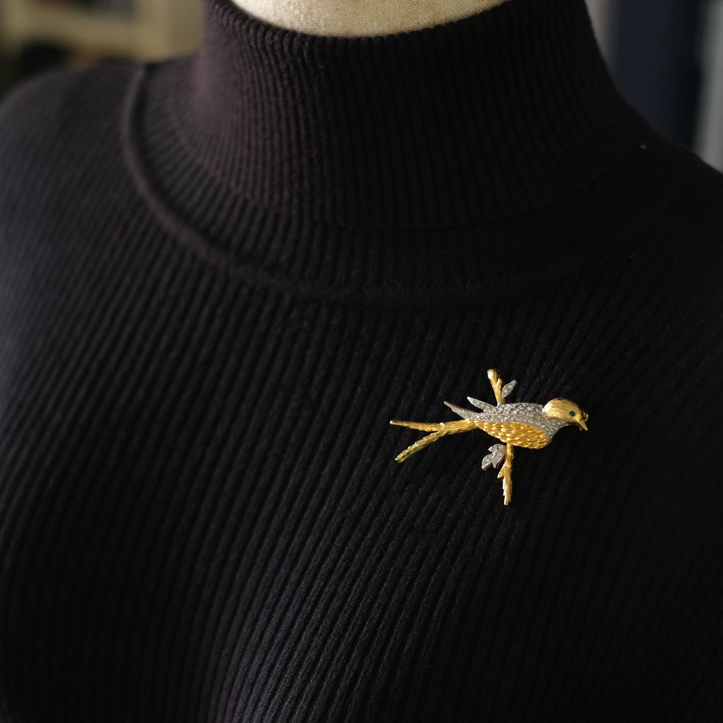 ❤️ Vintage Gold Tone Bird Brooch with Clear Rhinestones – Elegant Perched Bird Design
