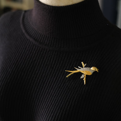 ❤️ Vintage Gold Tone Bird Brooch with Clear Rhinestones – Elegant Perched Bird Design