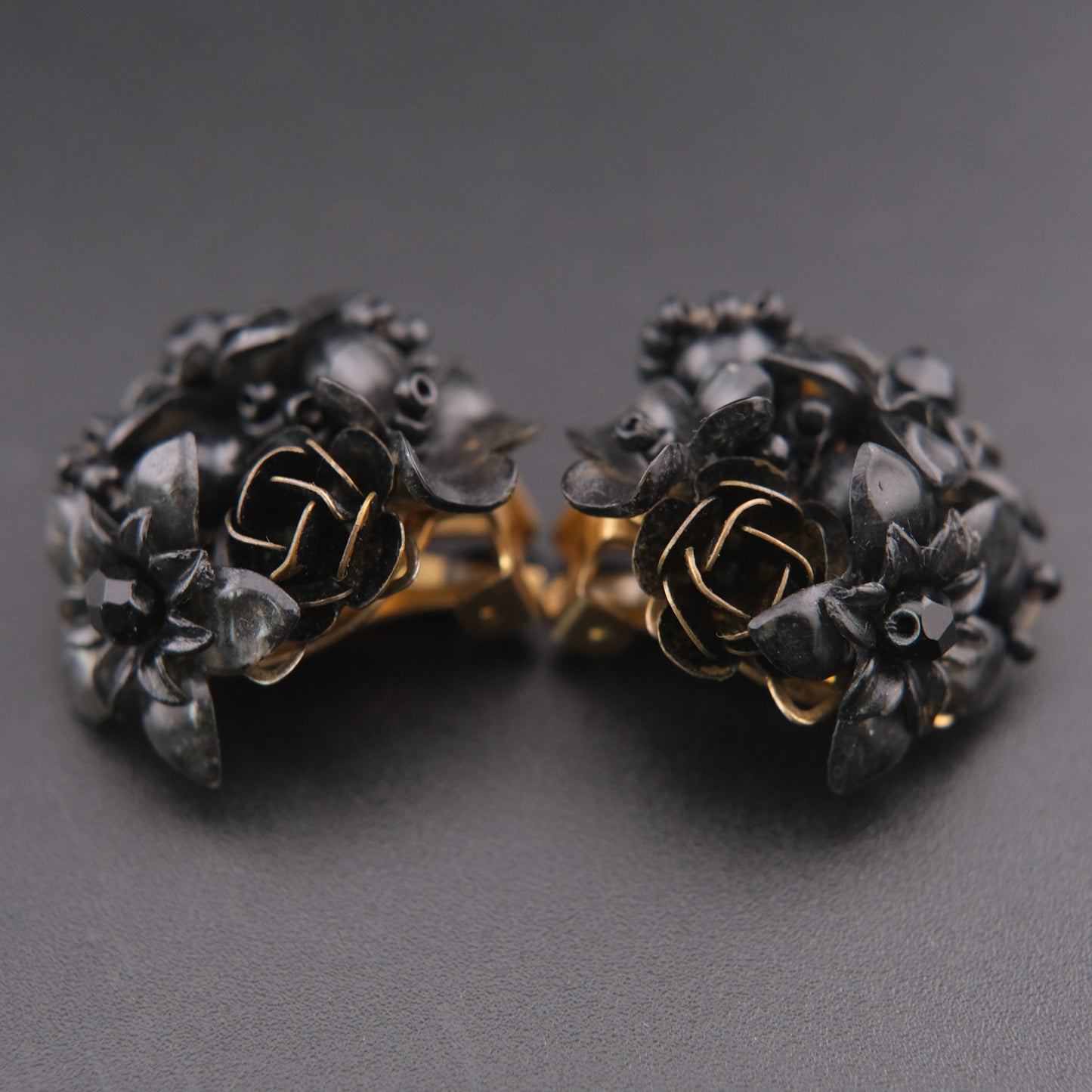 ❤️ Vintage Colleen Toland Black Floral Cluster Clip-On Earrings – Lucite & Enamel