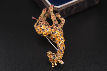 🦒 Vintage Sanus Giraffe Brooch – Enamel & Rhinestone – Gold Tone Animal Pin – Hallmarked 685