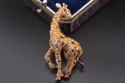 🦒 Vintage Sanus Giraffe Brooch – Enamel & Rhinestone – Gold Tone Animal Pin – Hallmarked 685