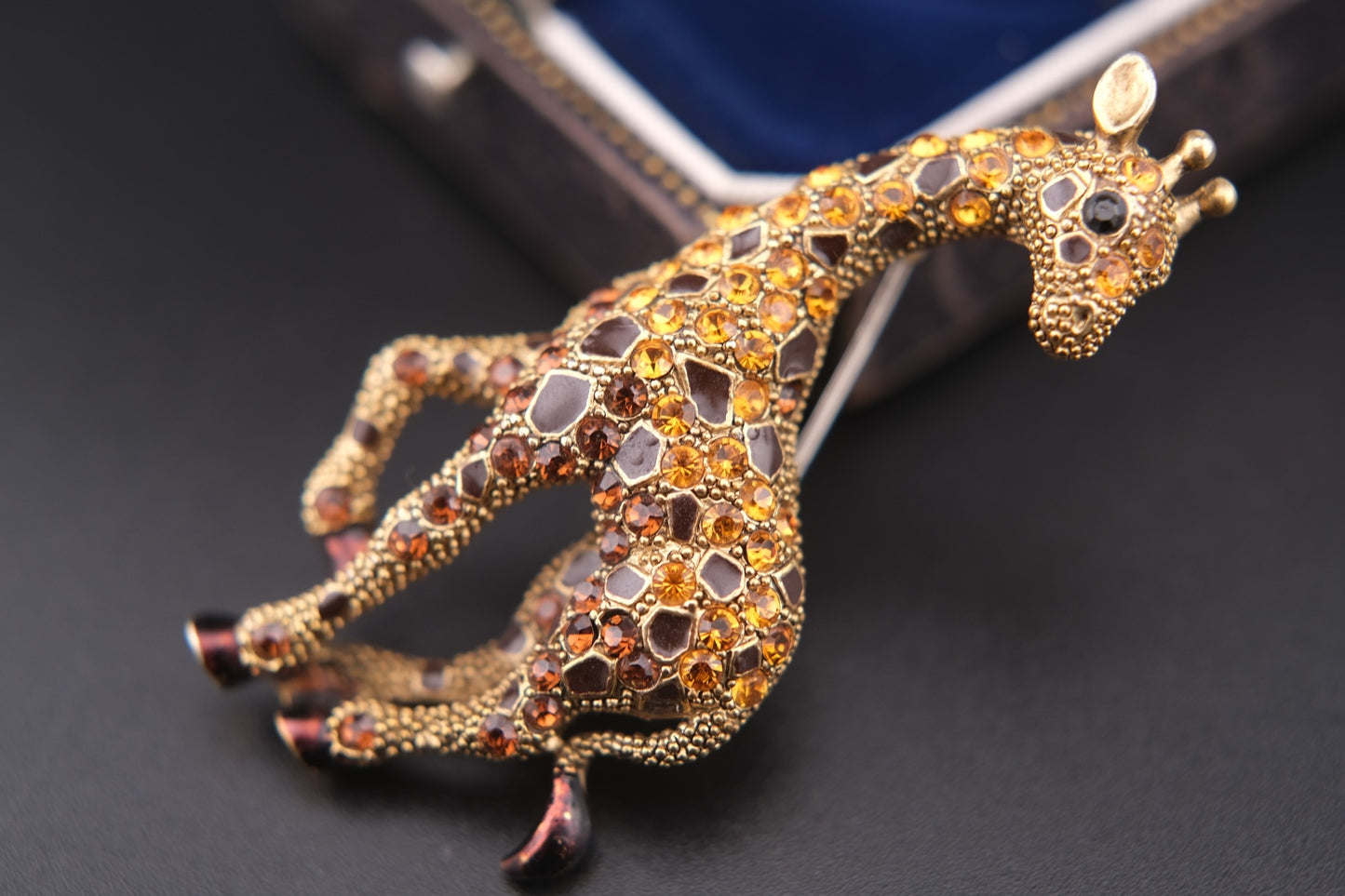 🦒 Vintage Sanus Giraffe Brooch – Enamel & Rhinestone – Gold Tone Animal Pin – Hallmarked 685