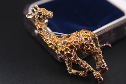 🦒 Vintage Sanus Giraffe Brooch – Enamel & Rhinestone – Gold Tone Animal Pin – Hallmarked 685