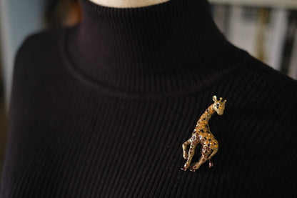 🦒 Vintage Sanus Giraffe Brooch – Enamel & Rhinestone – Gold Tone Animal Pin – Hallmarked 685