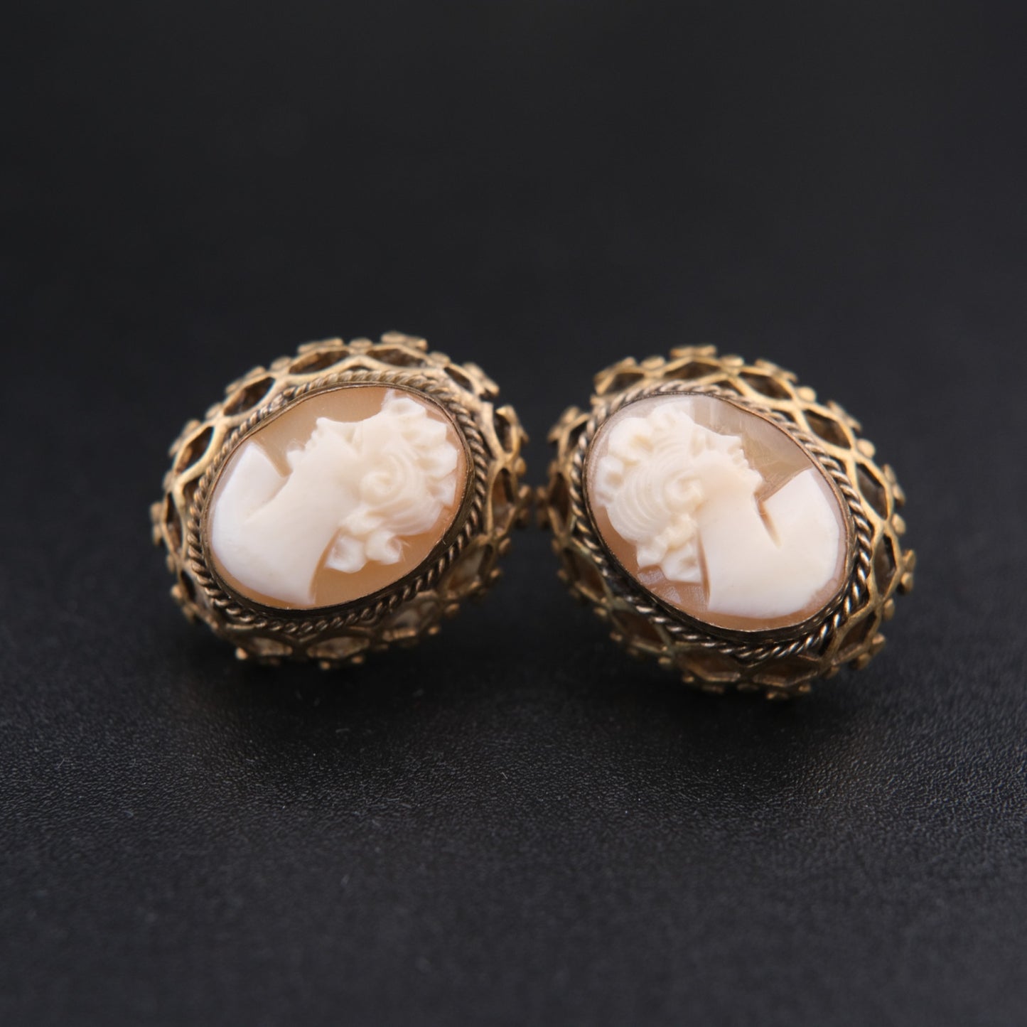 ❤️ Vintage Shell Cameo Screw Back Earrings – Gold Tone Filigree Portrait