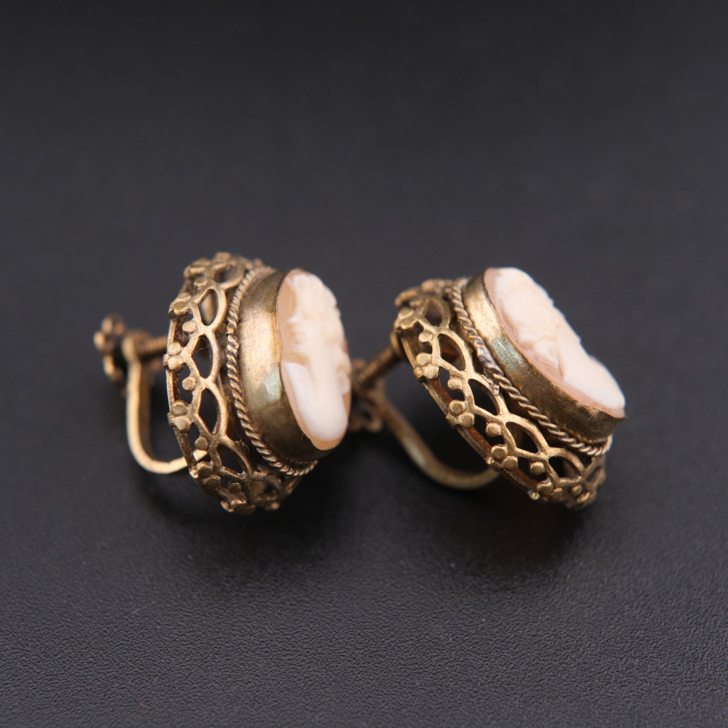 ❤️ Vintage Shell Cameo Screw Back Earrings – Gold Tone Filigree Portrait