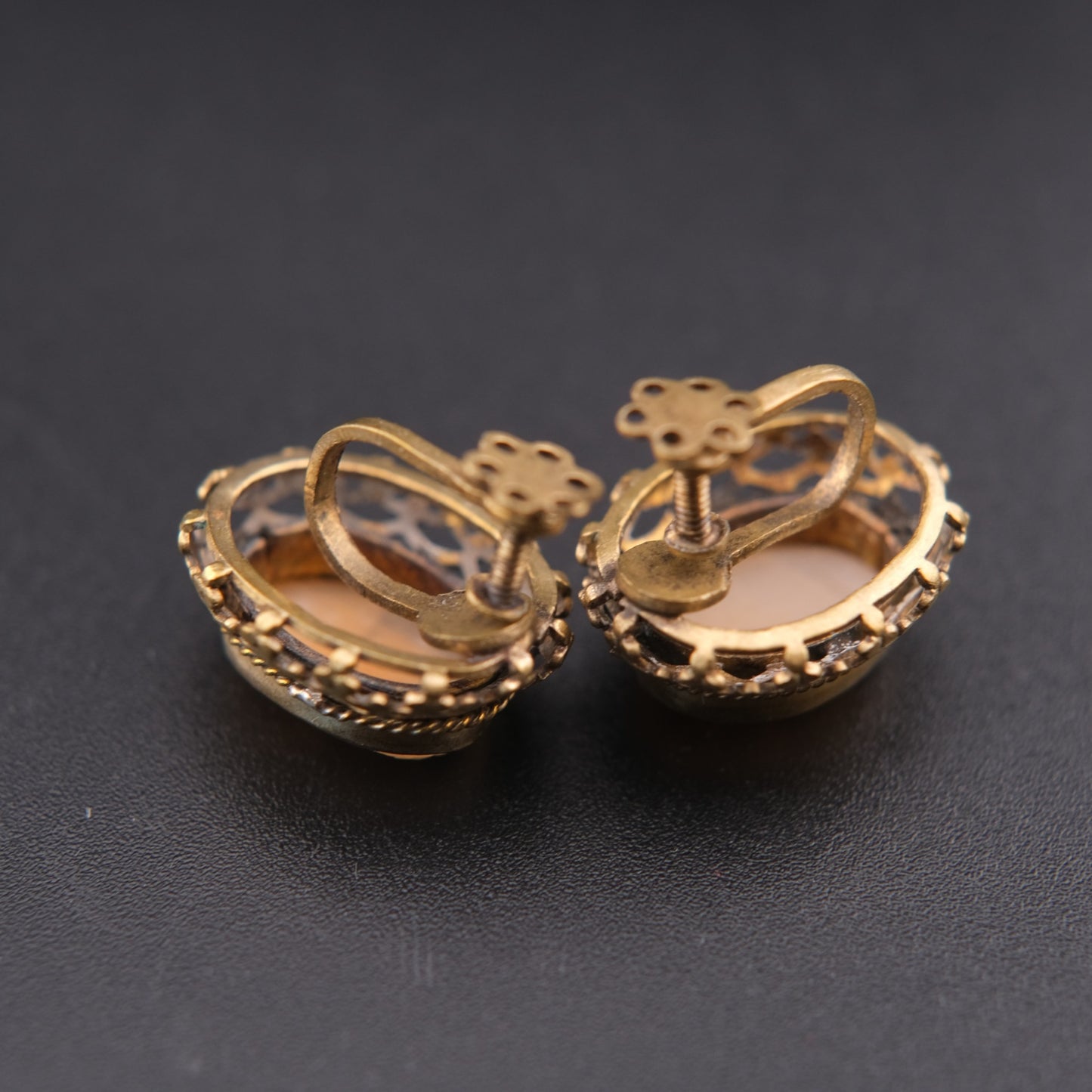 ❤️ Vintage Shell Cameo Screw Back Earrings – Gold Tone Filigree Portrait