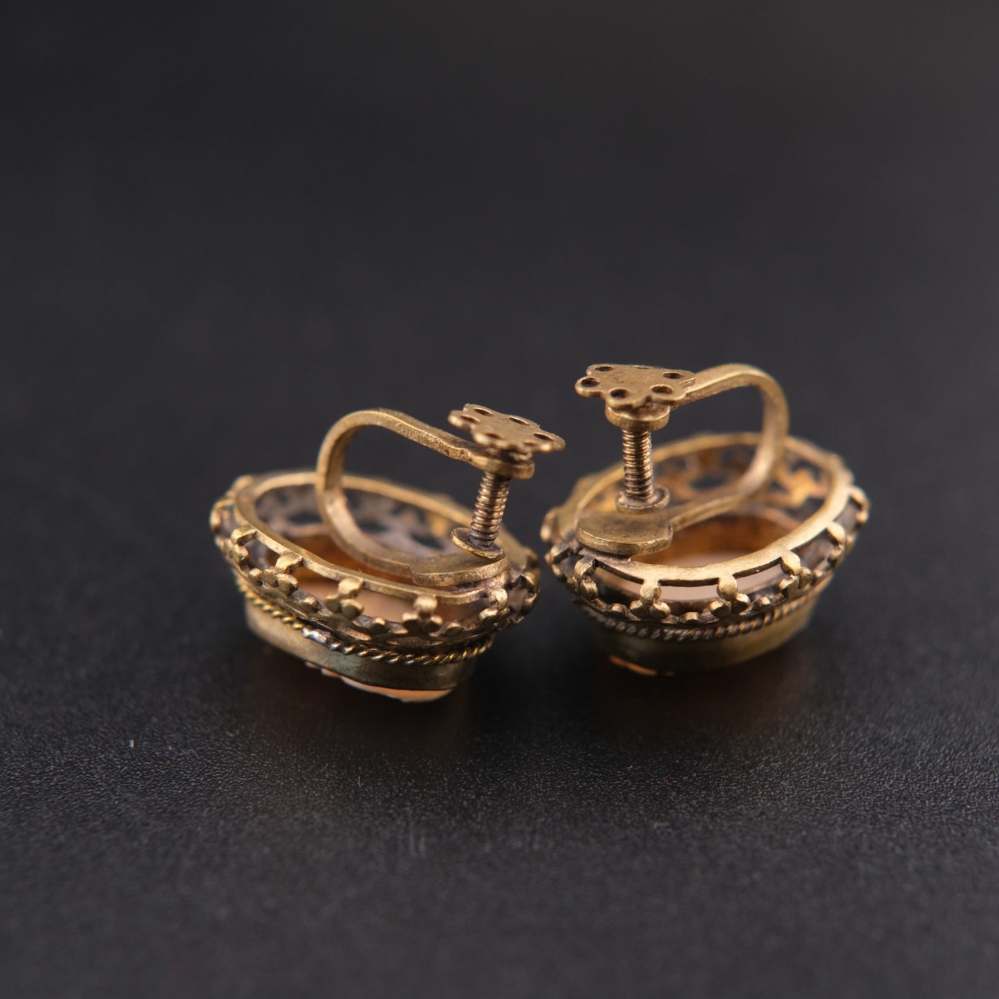 ❤️ Vintage Shell Cameo Screw Back Earrings – Gold Tone Filigree Portrait