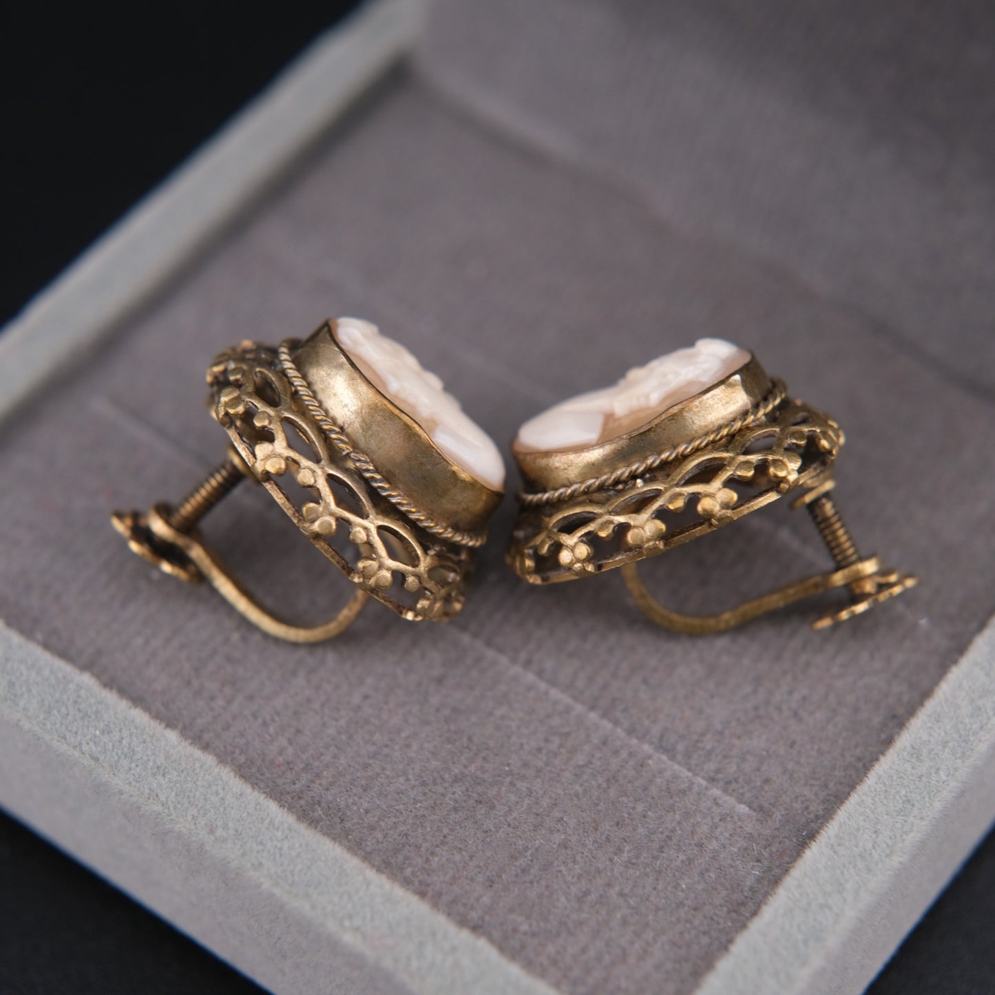 ❤️ Vintage Shell Cameo Screw Back Earrings – Gold Tone Filigree Portrait