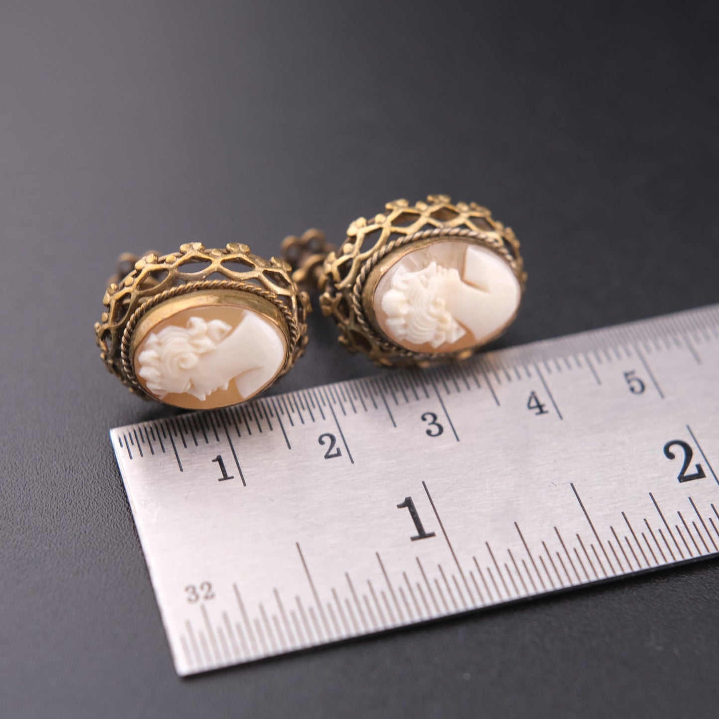 ❤️ Vintage Shell Cameo Screw Back Earrings – Gold Tone Filigree Portrait