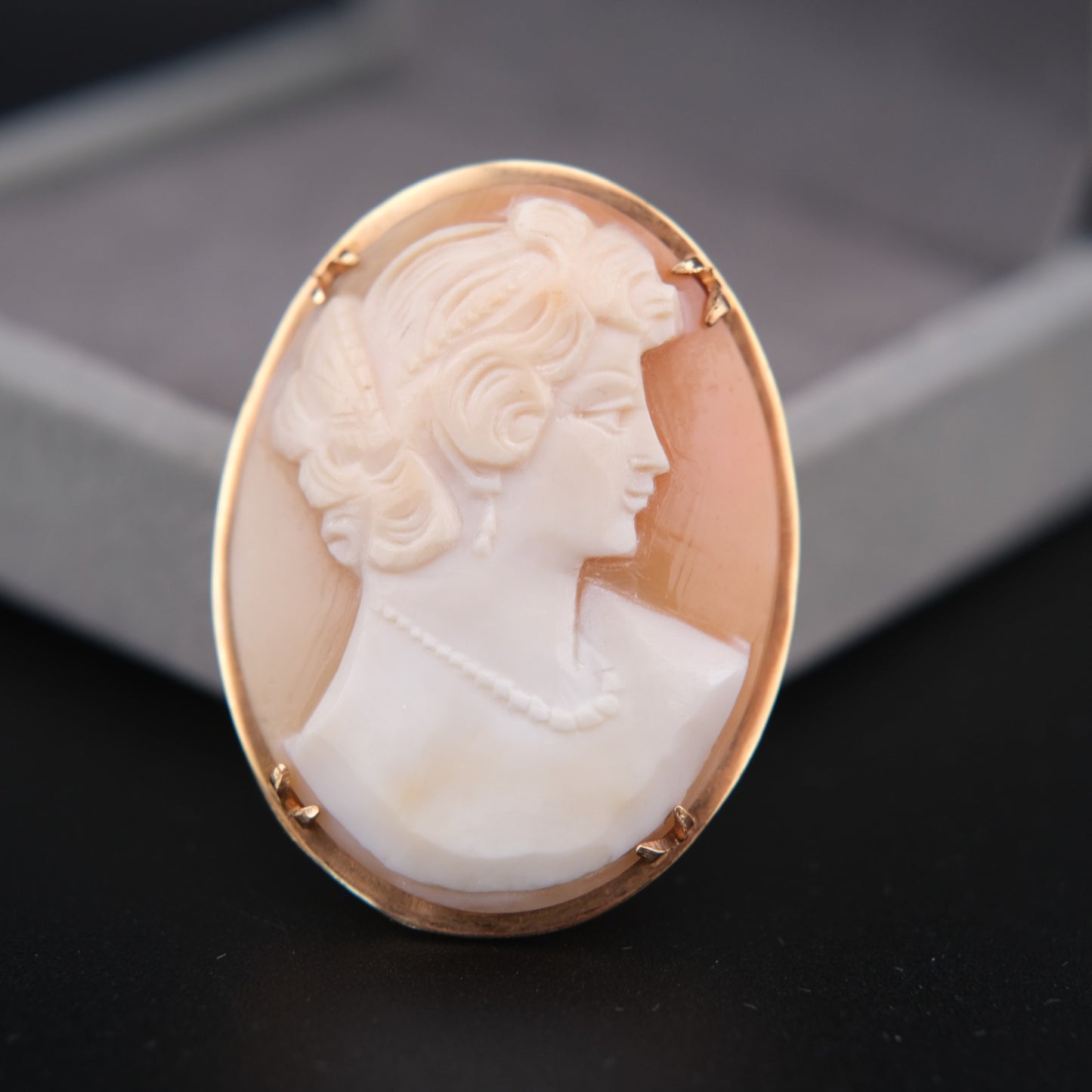 ❤️ Vintage Shell Cameo Brooch Pendant – Classical Lady Profile in Gold-Tone Frame