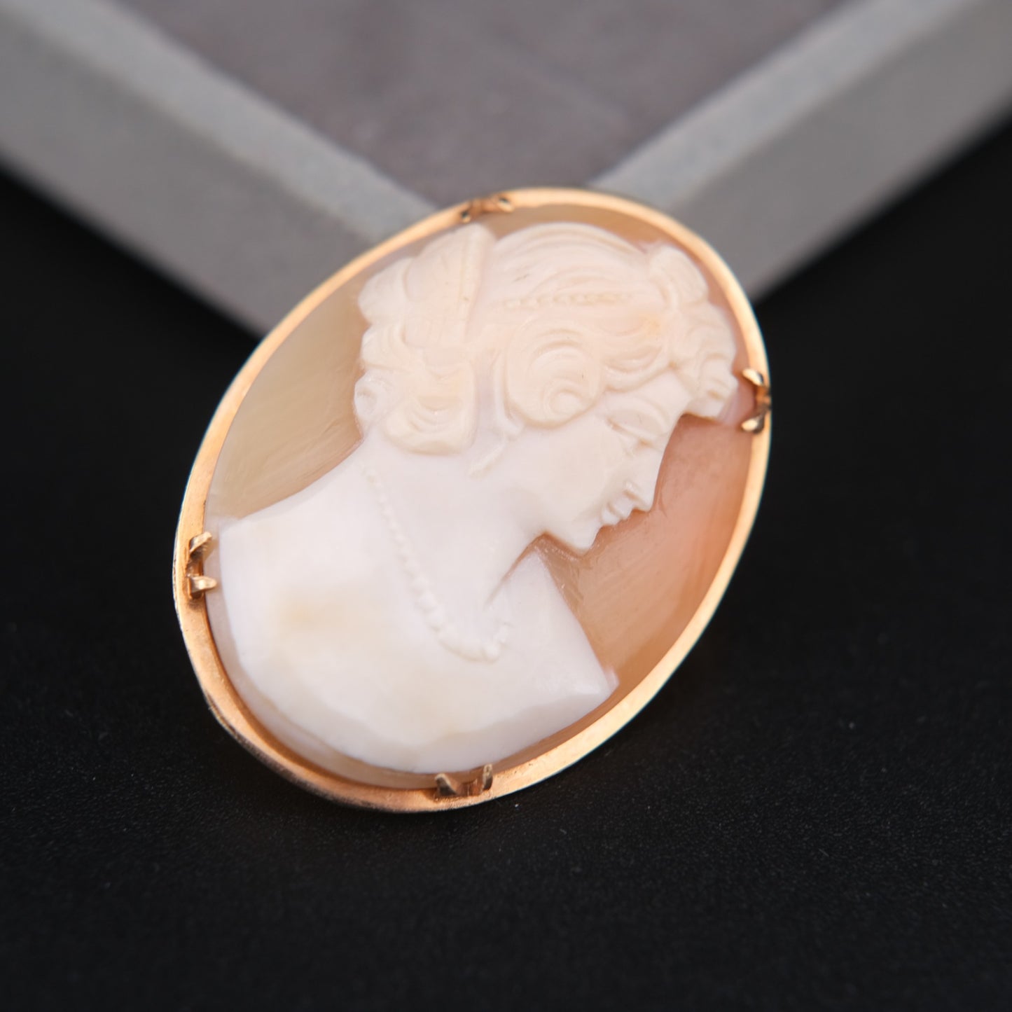 ❤️ Vintage Shell Cameo Brooch Pendant – Classical Lady Profile in Gold-Tone Frame