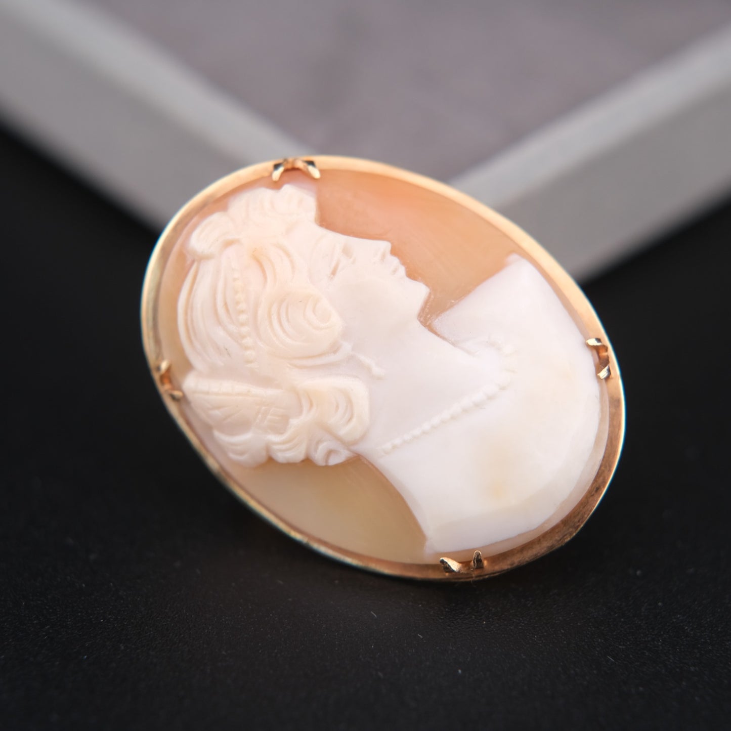 ❤️ Vintage Shell Cameo Brooch Pendant – Classical Lady Profile in Gold-Tone Frame