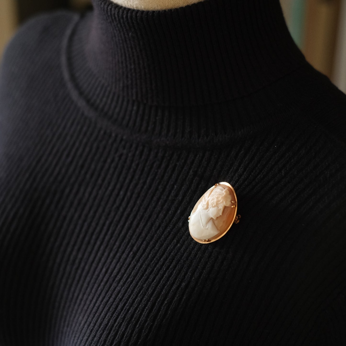 ❤️ Vintage Shell Cameo Brooch Pendant – Classical Lady Profile in Gold-Tone Frame