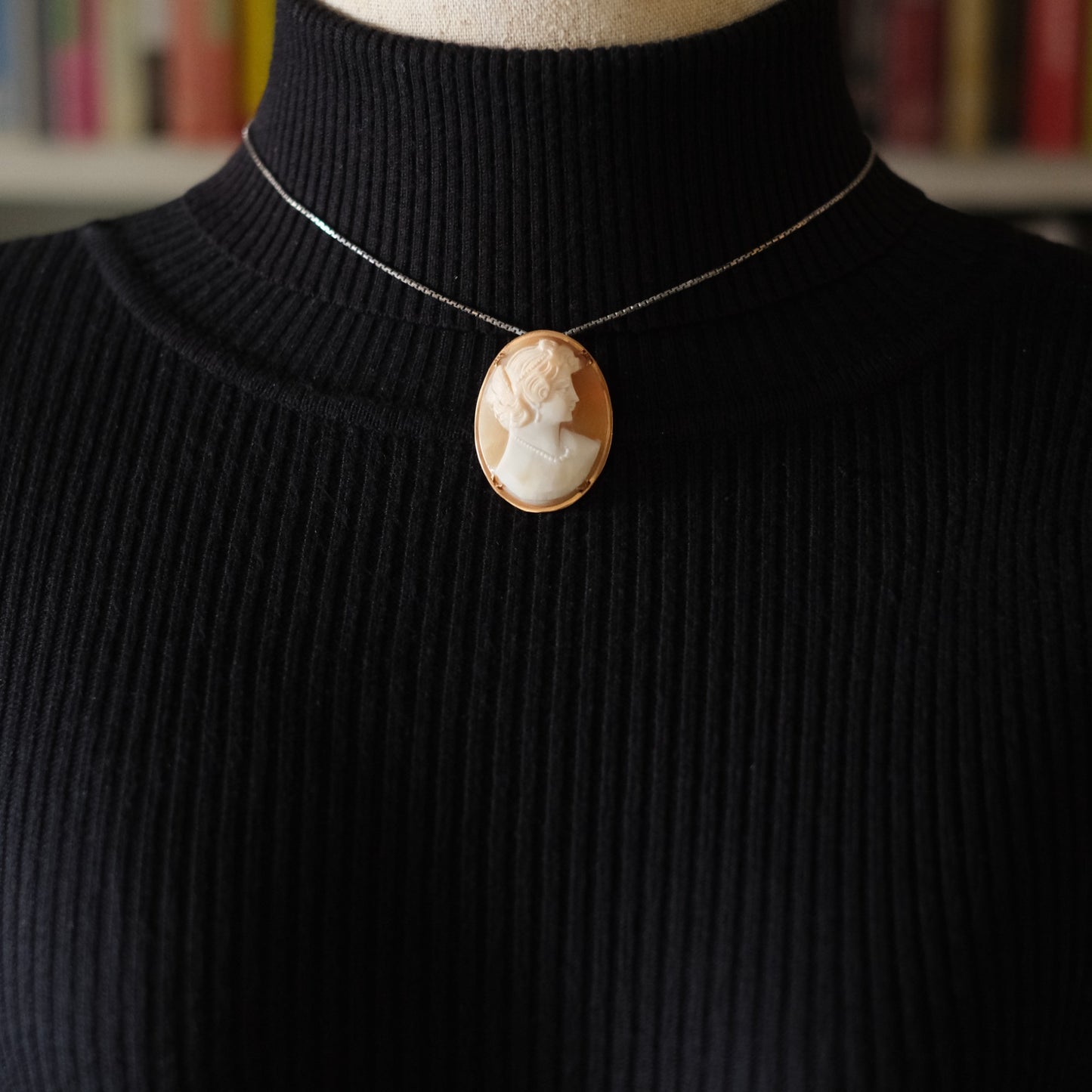 ❤️ Vintage Shell Cameo Brooch Pendant – Classical Lady Profile in Gold-Tone Frame