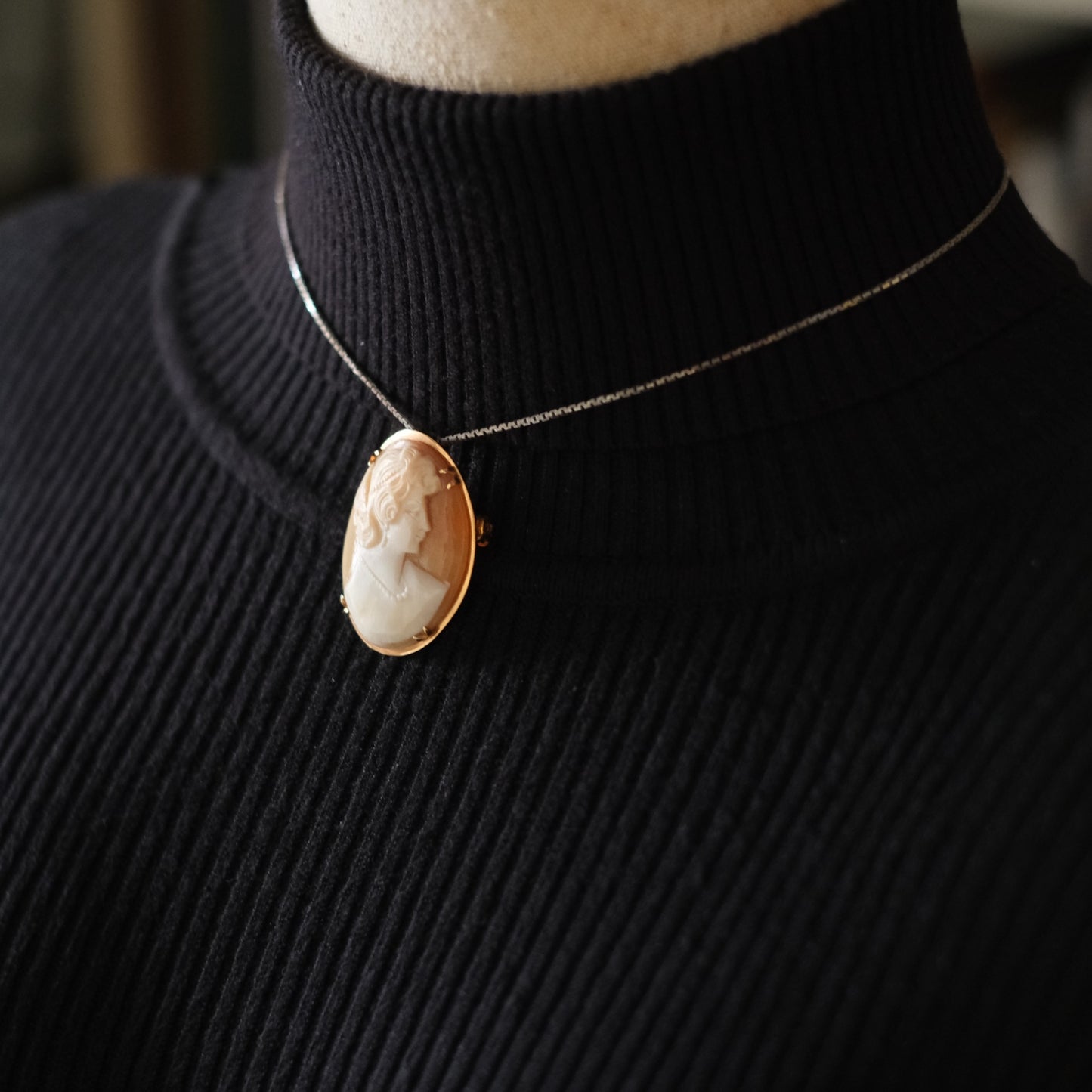 ❤️ Vintage Shell Cameo Brooch Pendant – Classical Lady Profile in Gold-Tone Frame