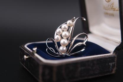 Vintage Mikimoto Sterling Silver Brooch with Akoya Pearls – Ribbon Design, Japan
