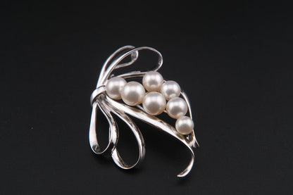 Vintage Mikimoto Sterling Silver Brooch with Akoya Pearls – Ribbon Design, Japan