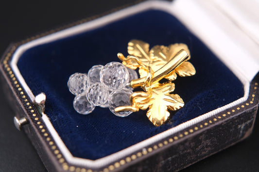 🍇 Vintage Swarovski Grape Cluster Brooch – Clear Faceted Crystals & Gold-Tone Leaves