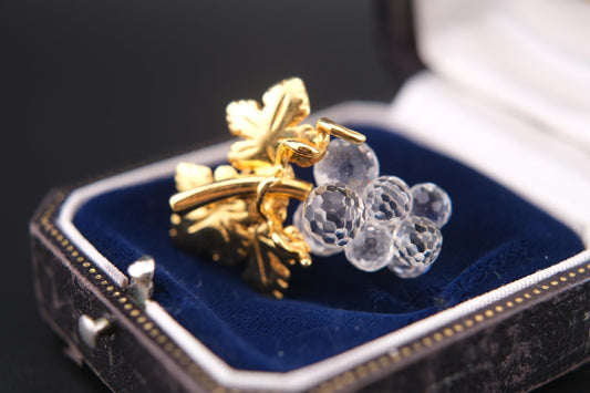 🍇 Vintage Swarovski Grape Cluster Brooch – Clear Faceted Crystals & Gold-Tone Leaves
