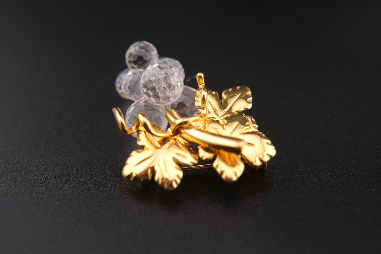 🍇 Vintage Swarovski Grape Cluster Brooch – Clear Faceted Crystals & Gold-Tone Leaves