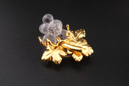 🍇 Vintage Swarovski Grape Cluster Brooch – Clear Faceted Crystals & Gold-Tone Leaves