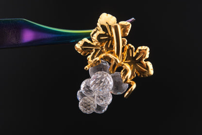 🍇 Vintage Swarovski Grape Cluster Brooch – Clear Faceted Crystals & Gold-Tone Leaves
