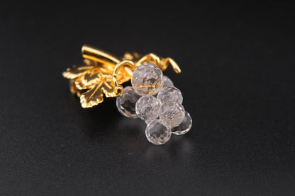🍇 Vintage Swarovski Grape Cluster Brooch – Clear Faceted Crystals & Gold-Tone Leaves